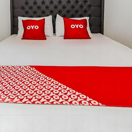 Oyo 93703 F88 Hotel Bekasi Exterior photo